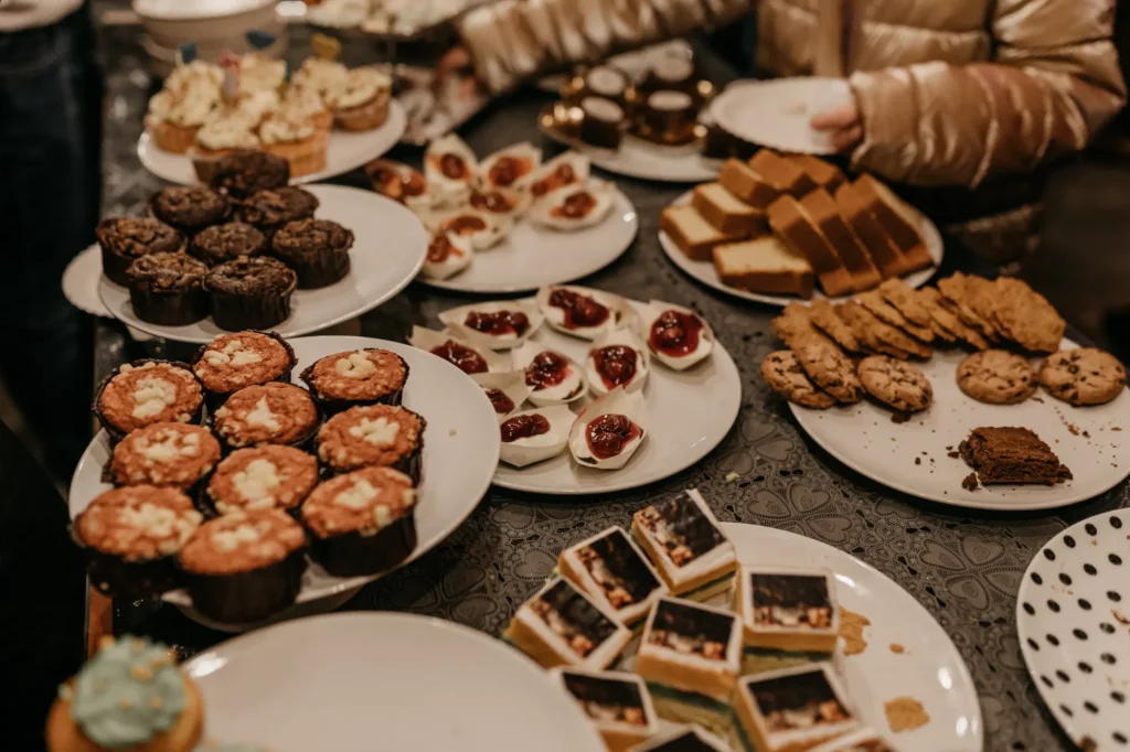 Tafel met zelfgemaakte baksels zoals cake en kerstkoekjes