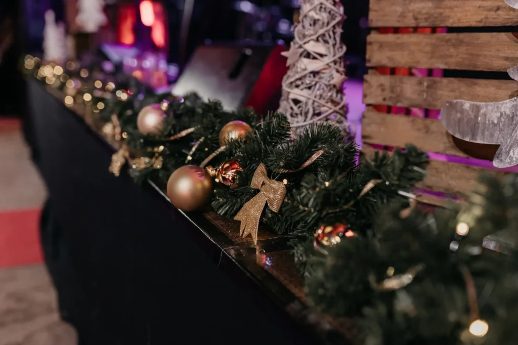 Podium met kerst versiering